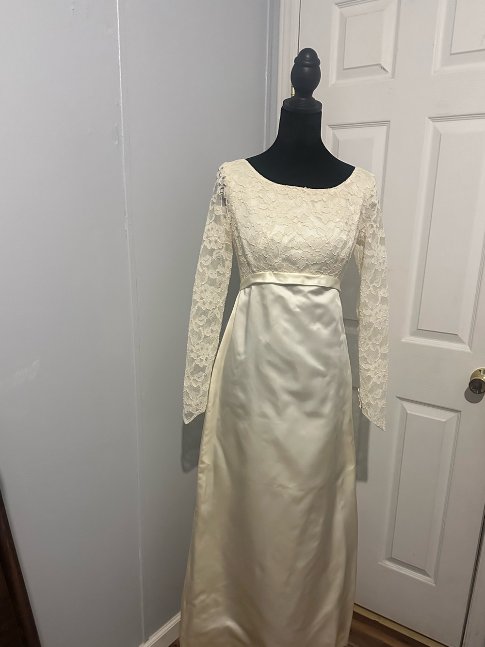 Lace-Detail Long‎ Sleeve Ivory Dress